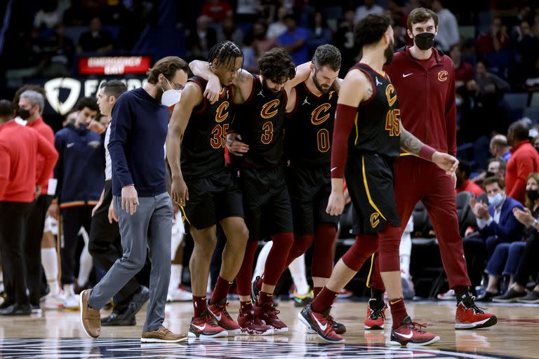 Ricky Rubio es asistido por sus compañeros de equipo durante el partido ante New Orleans Pelicans, cuando se rompió los ligamentos, el martes 28 de diciembre de 2021