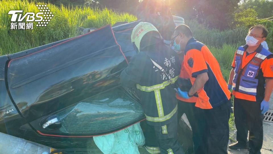 2乘客當場失去生命跡象，送醫搶救中。（圖／TVBS）