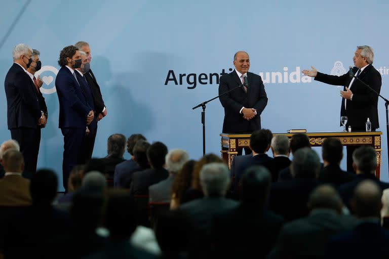 El Presidente Alberto Fernández, toma juramento a los nuevos Ministros: Juan Manzur, Jefe de Gabinete;