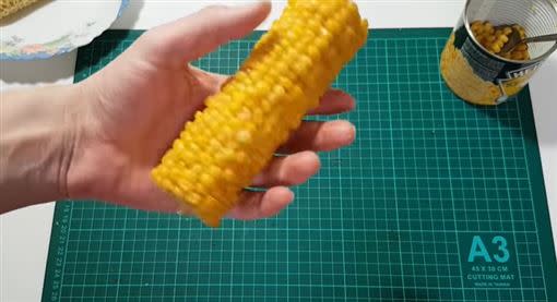 經過實測，玉米罐頭的份量約等於1根半的玉米。（圖／翻攝自youtube）