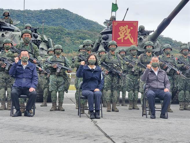 視導空軍第七飛總統：新的一年，像F-5型戰鬥機尾翼的老虎圖騰，勇猛頑強。曾薏蘋攝