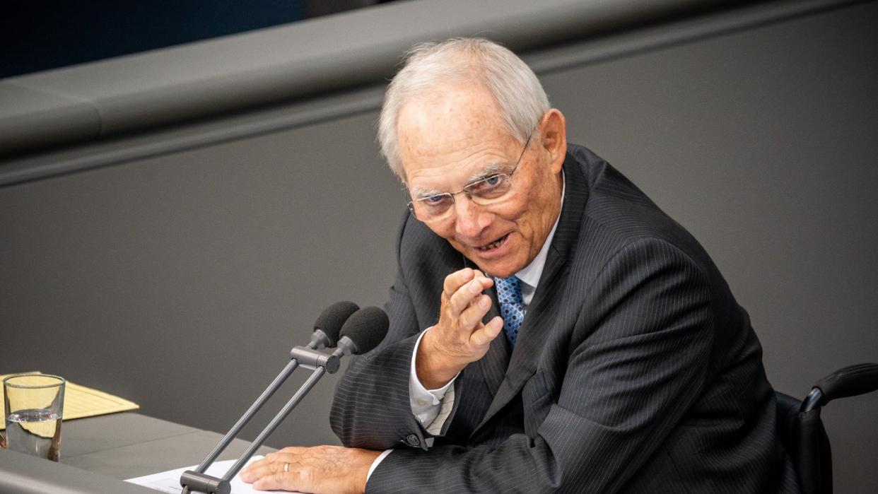 Das Thema Migration hat nach Ansicht von Bundestagspräsident Wolfgang Schäuble über der Corona-Krise nichts von seiner Brisanz verloren.