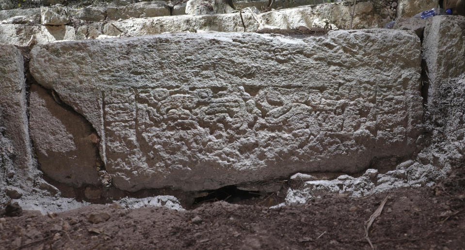 Una imagen sin fecha proporcionada por Ivan Šprajc/ZRC SAZU muestra un relieve del antiguo yacimiento maya que los arqueólogos llaman Ocomtún. (Žiga Kokalj/ZRC SAZU vía The New York Times)