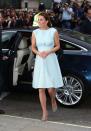 <p>Bei einem Besuch in der National Portrait Gallery wählte Kate eine hellblaues Kleid von Emilia Wickstead und graue Wildlederschuhe.<br> [Bild: PA] </p>