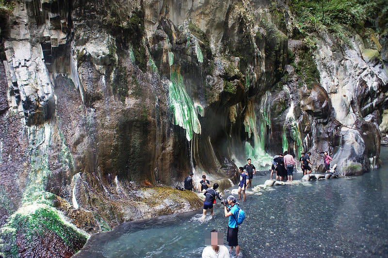 夢幻彩色岩壁山泉，台灣版阿凡達秘境～台東栗松野溪溫泉