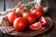 <p>Tomaten sind besonders anspruchsvoll. Zu hohe Temperaturen lassen sie verfaulen, in zu kalten Räumen verlieren sie ihr Aroma und schimmeln leicht. Die ideale Umgebung ist ein gut belüfteter, schattiger bis dunkler Raum bei 12 bis 16 Grad. (Bild: iStock / Kuvona)</p> 