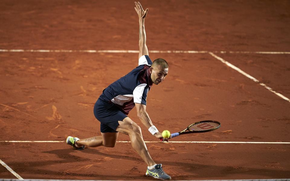 Daniel Evans de Gran Bretaña devuelve una pelota contra Francisco Cerundolo de Argentina durante su partido de cuartos de final de individuales masculinos del Barcelona Open Banc Sabadell en el Real Club De Tenis Barcelona el 21 de abril de 2023 en Barcelona, ​​España - Getty Images/Manuel Queimadelos