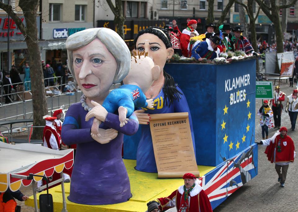 <p>Wie komplex der Ausstieg Großbritanniens aus der Europäischen Union ist, versinnbildlicht dieser Wagen in Köln. An vorderster Front steht eine Figur der britischen Premierministerin Theresa May. Diese hält das Baby namens Großbritannien mehr schlecht als recht auf ihren Schultern. Sie möchte allem Anschein nach lieber wieder zurückkrabbeln zu einer Frau, die die EU symbolisiert. In deren Hand: Eine Liste mit den noch offenen Rechnungen, allesamt in Milliardenhöhe. (Bild: Oliver Berg/dpa) </p>