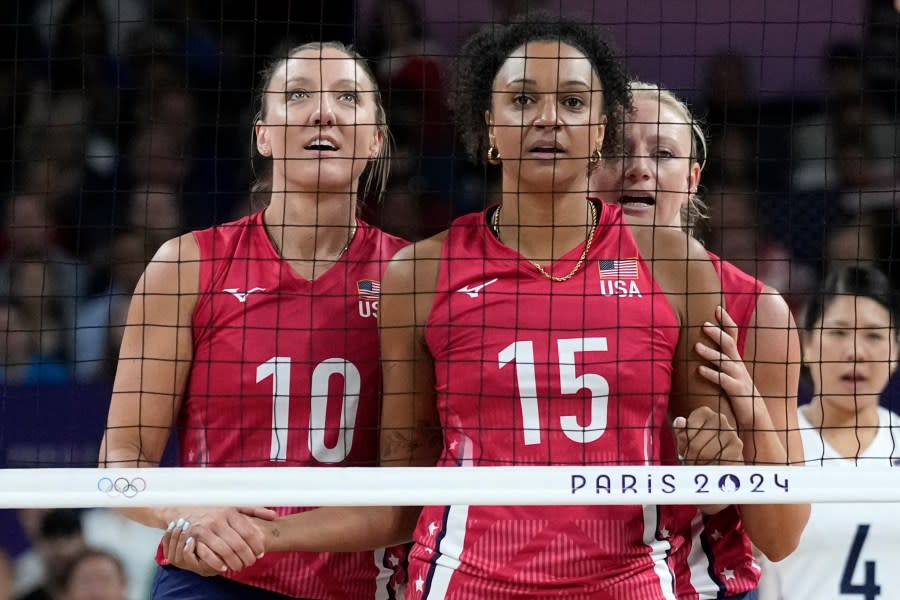 Il giocatore di pallavolo americano Jordan Larson e il giocatore di pallavolo italiano Haley Washington interagiscono dietro la rete durante la partita per la medaglia d'oro di pallavolo femminile tra Stati Uniti e Italia alle Olimpiadi estive del 2024, domenica 11 agosto 2024, a Parigi, Francia. (AP Photo/Alessandra Tarantino)