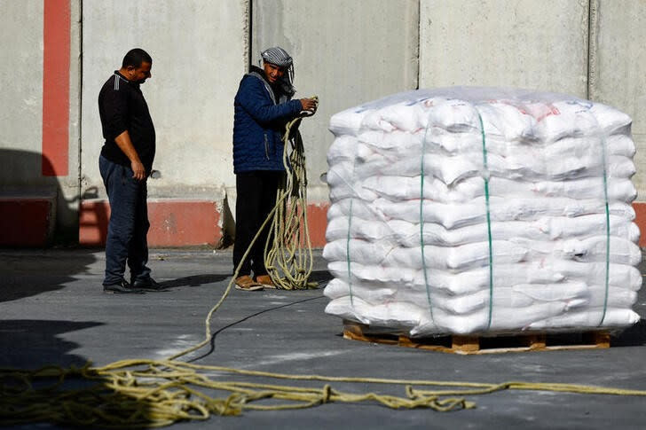 Un conductor de un camión descarga un envío para ser inspeccionado en el cruce de Kerem Shalom antes de su ingreso a la Franja de Gaza, en pleno conflicto entre Israel y el grupo palestino Hamás. Diciembre 22, 2023. REUTERS/Clodagh Kilcoyne