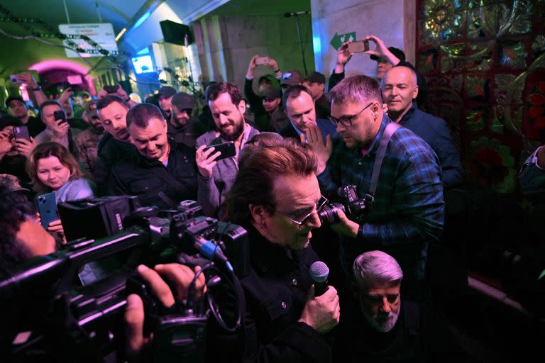 Bono llegando a la estación que ahora funciona como refugio