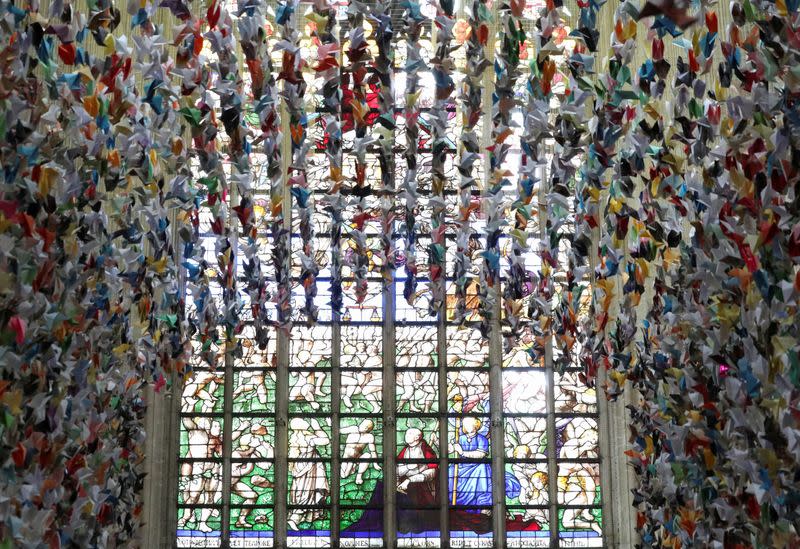 Una instalación de arte muestra 20.325 aves en origami en la catedral de St. Michael and St. Gudula, que busca reanudar fondos para financiar dos unidades con pacientes de coronavirus en Bruselas. Agosto 10, 2020. REUTERS/Yves Herman