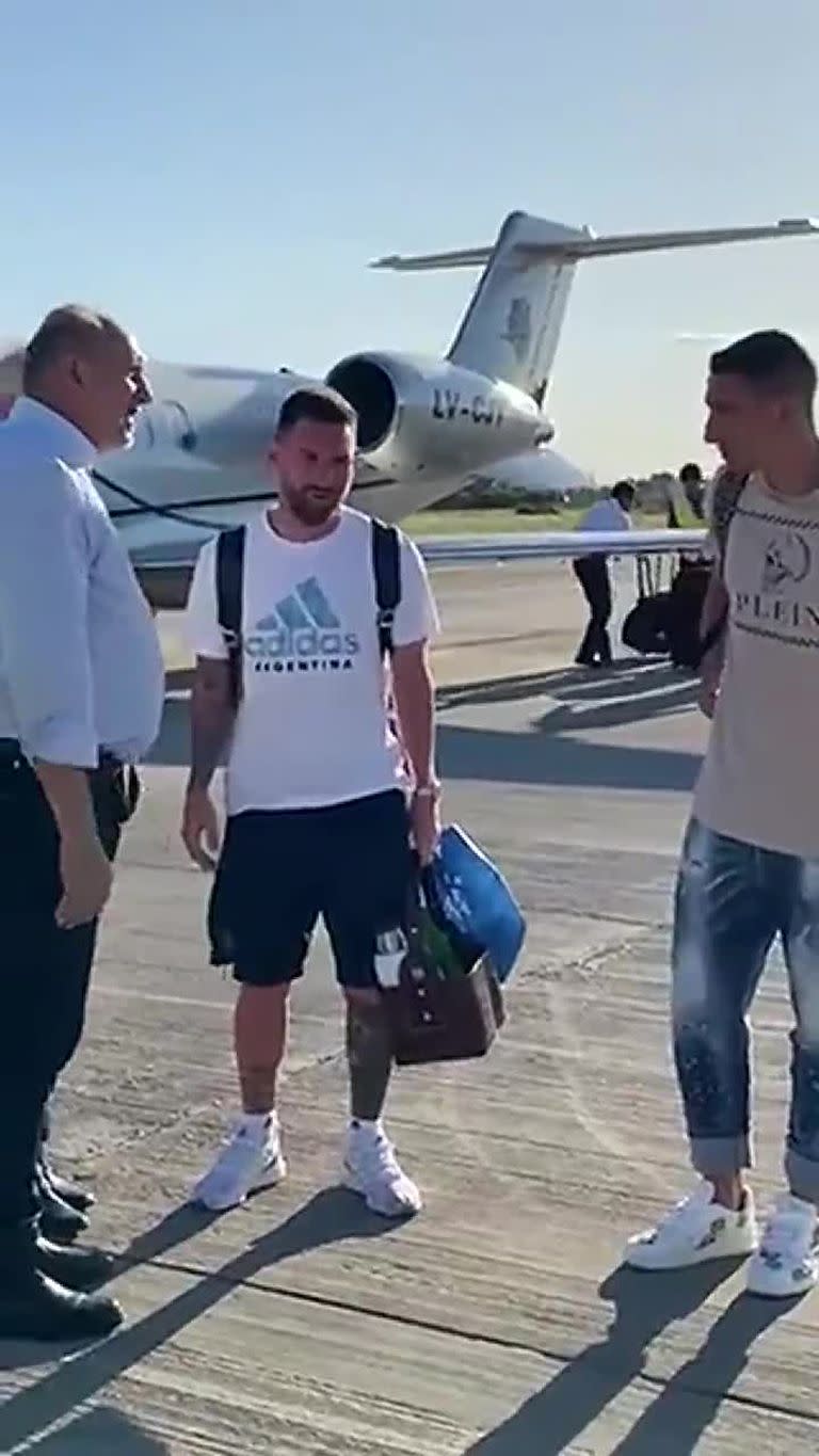 Omar Perotti recibió a Lionel Messi y Ángel Di María en el aeropuerto de Rosario después del mundial