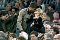 <p>Le couple s'embrasse lors du match de football de Liga entre le FC Barcelone et Osasuna joué au Camp Nou à Barcelone, Catalogne, Espagne, le 23 avril 2011</p>