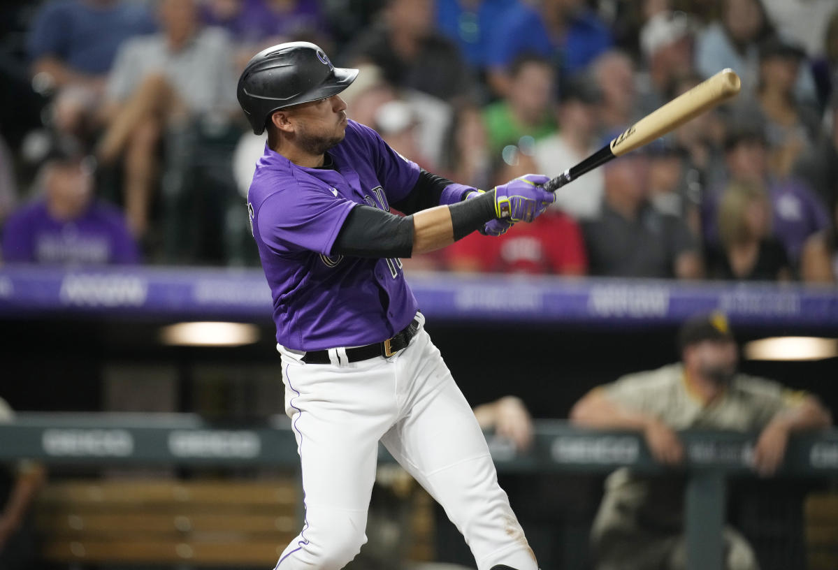 Rockies' Jose Iglesias honors his father with base hit and tears