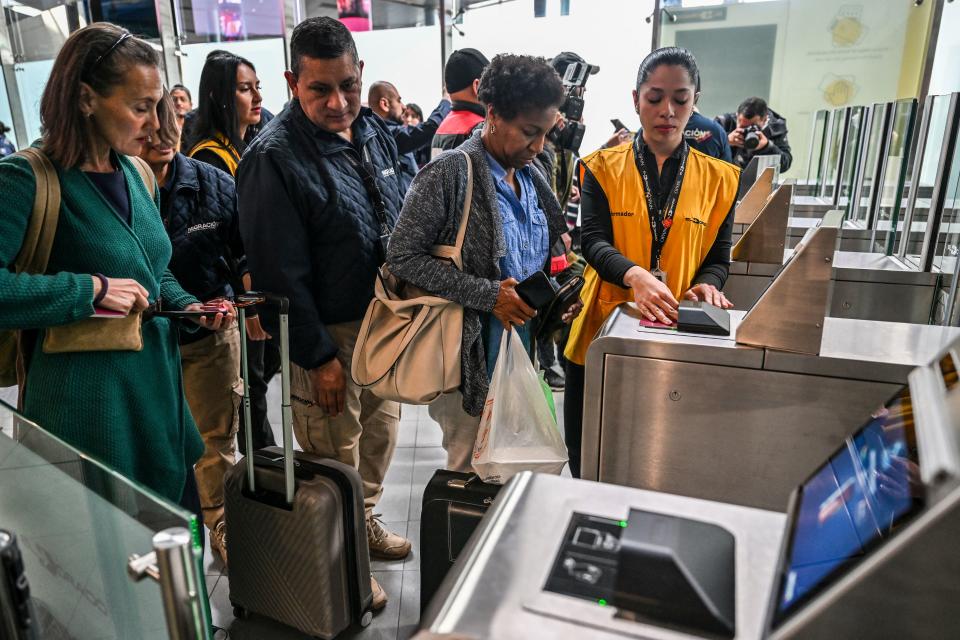 Migración Colombia instaló un nuevo sistema biométrico de migración para agilizar el flujo de pasajeros extranjeros en el Aeropuerto Internacional El Dorado, la terminal aérea más congestionada del mundo.  (Foto de JUAN BARRETO/AFP vía Getty Images)