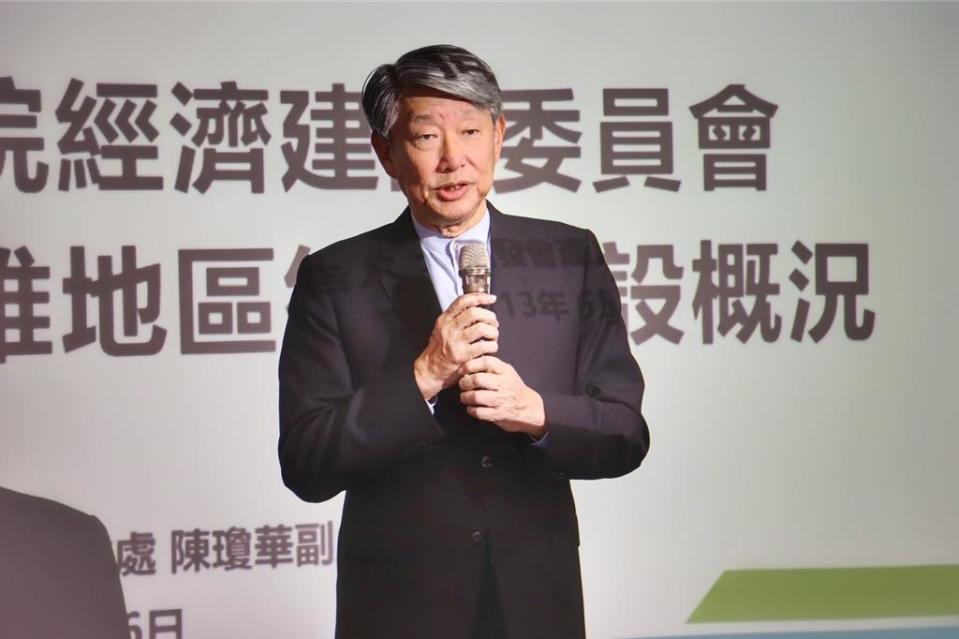 經濟部長郭智輝6日南下高軟，考察輝達和鴻海的超級電腦。（圖：立委賴瑞隆辦公室提供）