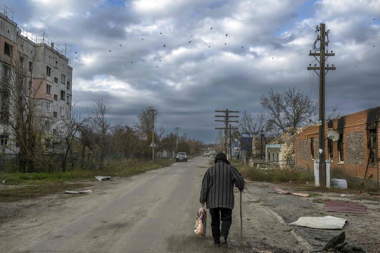 Un hombre camina en la ciudad de Kherson, ocupada hasta hace poco por los rusos. (Photo by BULENT KILIC / AFP)