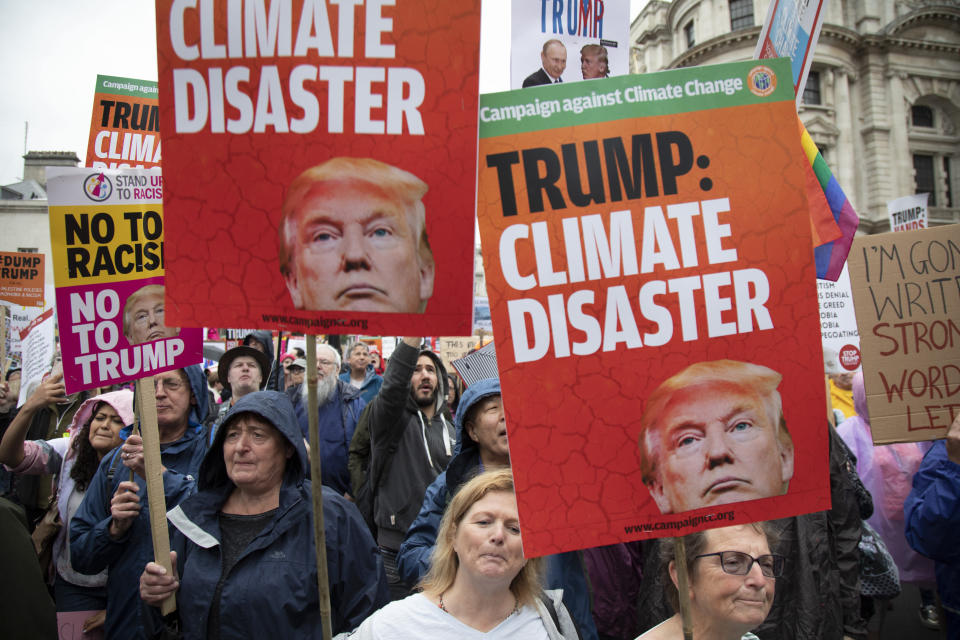 Manifestantes protestan contra el presidente Donald Trump en Londres. Trump obtuvo cero puntos en materia medioambiental en la calificación que Greenpeace hizo de los contendientes rumbo a las elecciones de 2020. (Getty Images)