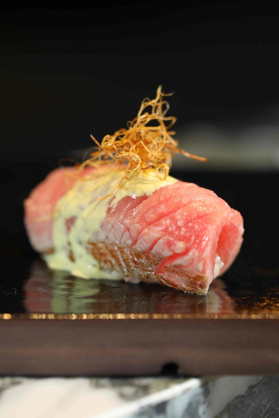 「黑鮪魚大腹壽司」的肉質柔美細緻，油脂豐厚幾乎於紅醋飯上化開，令人吮指回味再三。