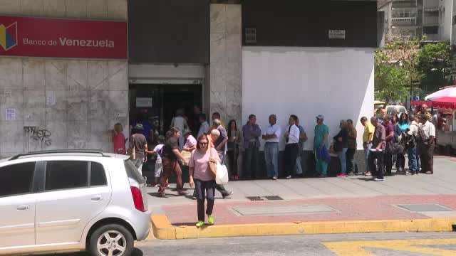 La moneda venezolana tiene poco valor pero aún se usa para pagar el transporte público y algo de comida (Foto AFP)