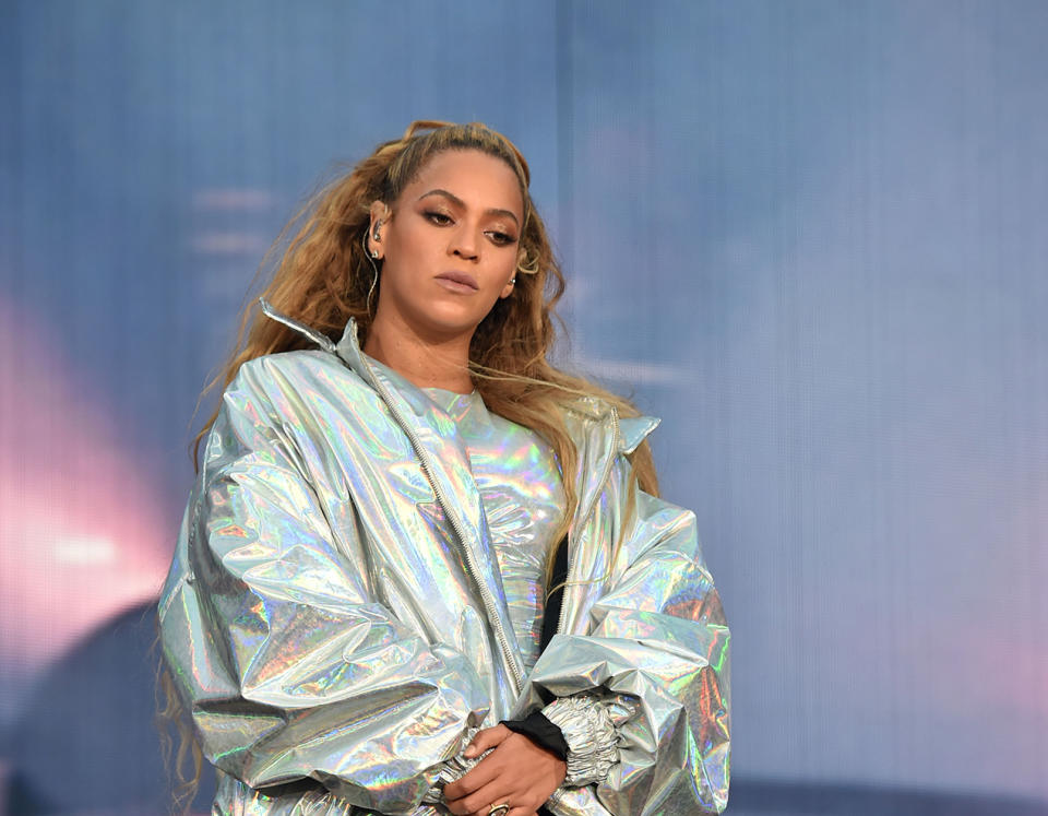 Ghetto-Chic trifft Luxusdesigner: Auf ihrer aktuellen Welttournee beweist Beyoncé, dass ihr in Sachen Bühnenoutfits keine das Wasser reichen kann. (Bild: Getty Images/Kevin Mazur)