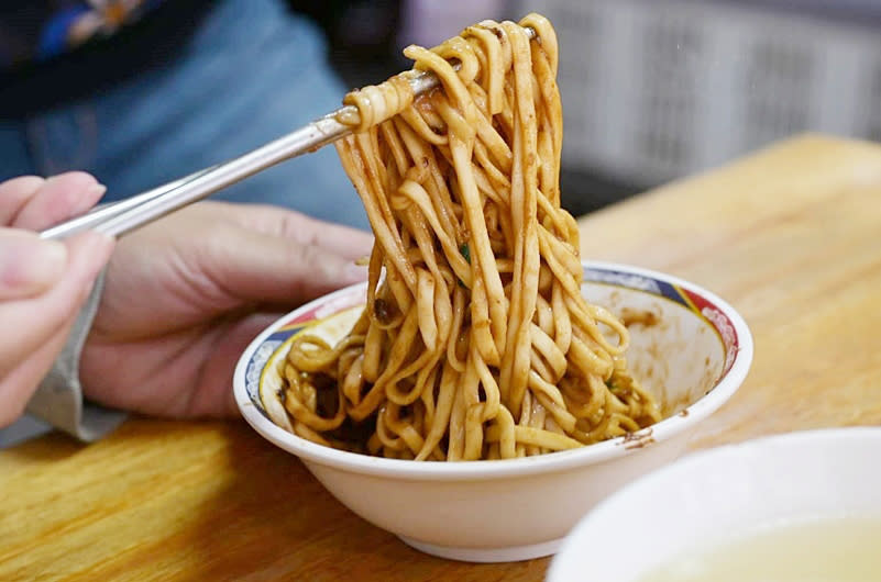 鹹香炸醬搭配香濃麻醬的經典雙醬麵是金華麵店的招牌美食。（攝影：PEKO の Simple Life）