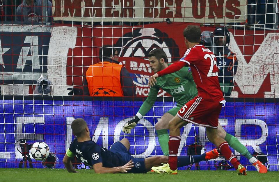 Bayern Munich's Thomas Mueller (R) scores a goal against Manchester United's goalkeeper David de Gea (2R) during their Champions League quarter-final second leg soccer match in Munich, April 9, 2014. REUTERS/Michael Dalder (GERMANY - Tags: SPORT SOCCER)