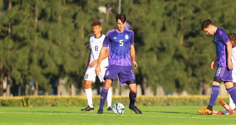 Federico Redondo utilizará la camiseta N° 5, la misma que su papá, Fernando, en el Mundial de Estados Unidos 1994