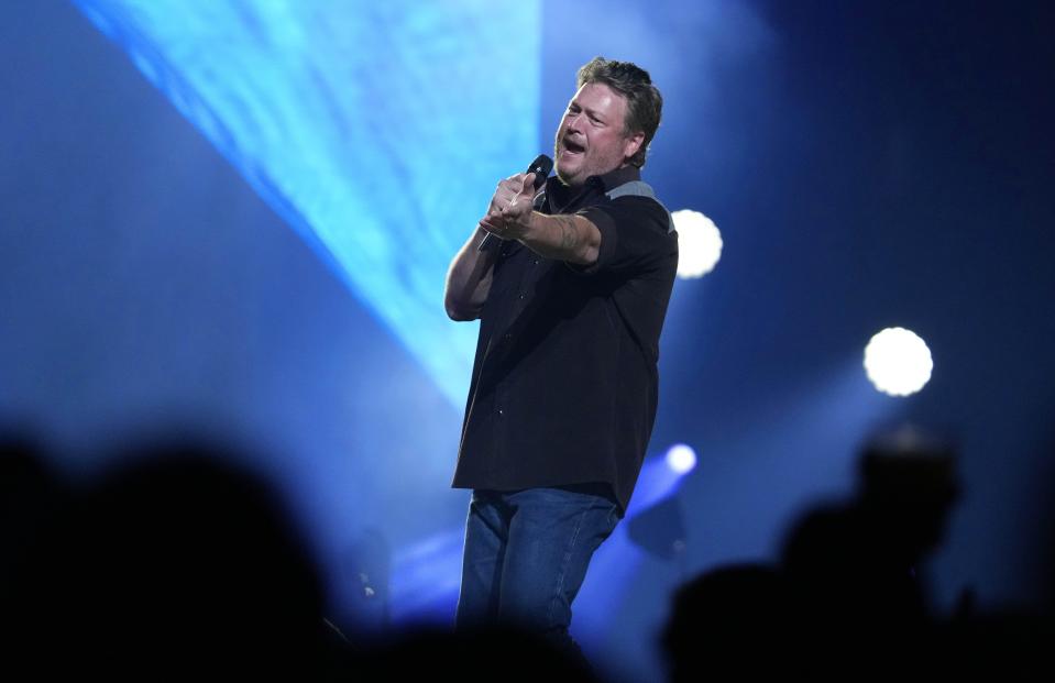 Blake Shelton performs at Desert Diamond Arena in Glendale on March 23, 2024.