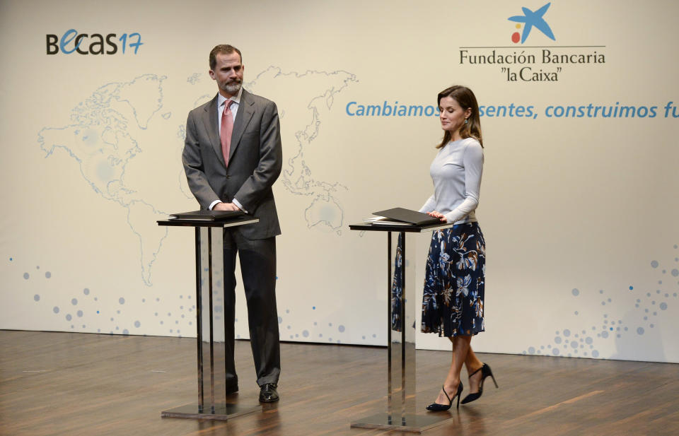 <p>La Reina Letizia apareció en el evento ‘La Caixa’ Scholarships, en Madrid, con una sencilla falda de estampado de mariposas y suéter gris/Getty Images </p>