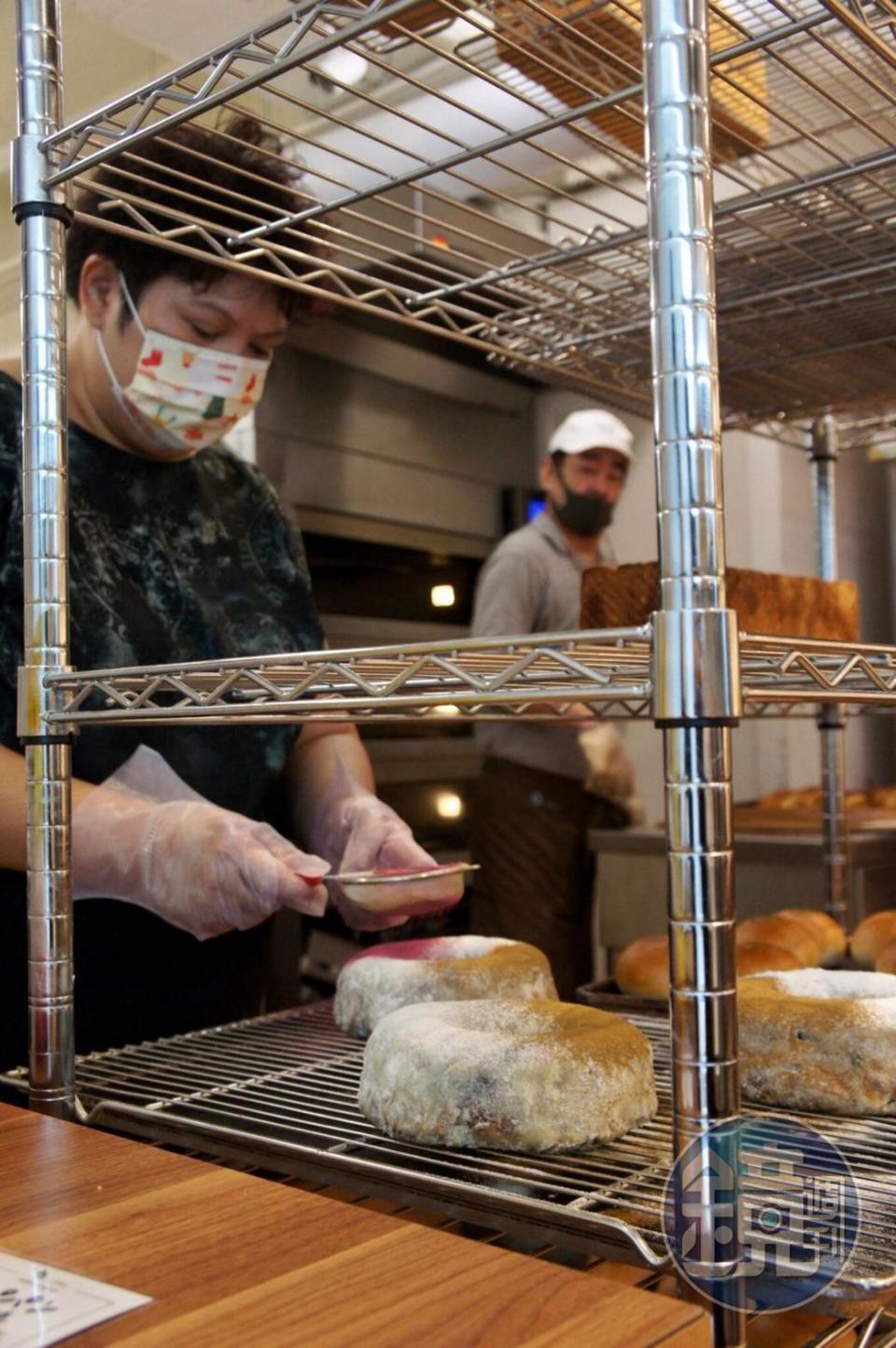 來訪「麥嵐綺麵包（林口店）」，很可能見到麵包大師野上智寬和太太蔡淑如在廚房裡幫忙。