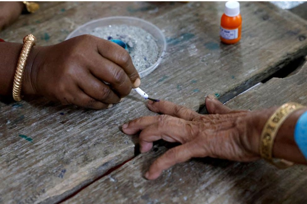 A woman gets her finger inked before casting her vote at a polling station during the first phase of the general election, in Alipurduar district of the eastern state of West Bengal, India, April 19, 2024. REUTERS/Sahiba Chawdhary