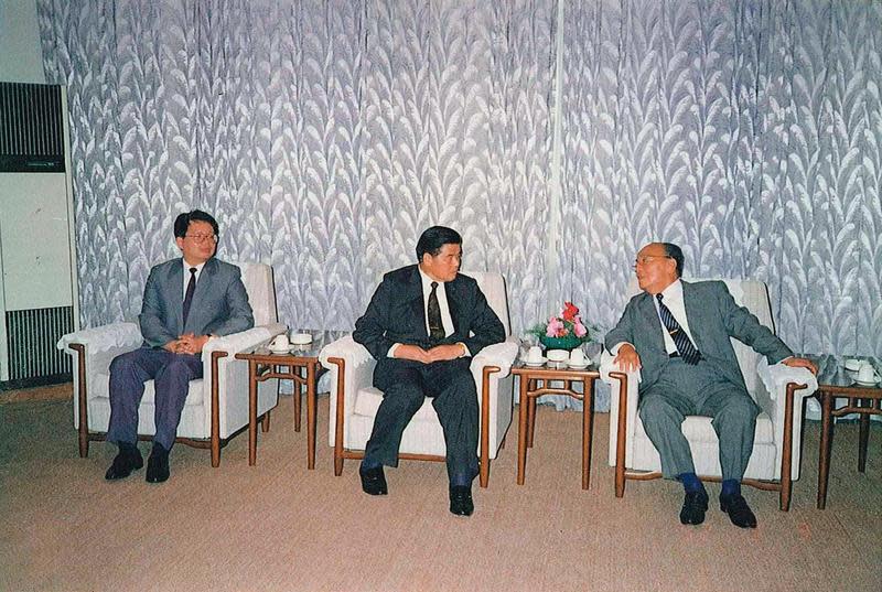 直至去年底，張榮豐（左）才在個人臉書證實，1992年曾與總統府資政曾永賢（中）一同祕密赴中，在北京密會前中國國家主席楊尚昆（右）。（翻攝自張榮豐臉書）