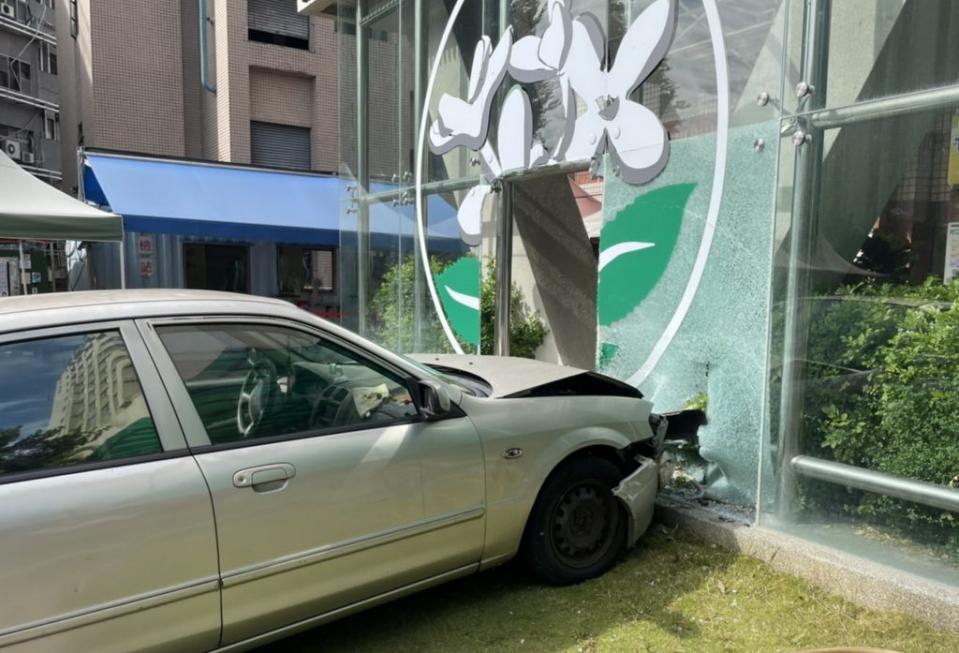 廖姓老翁昨日開車前往台中醫院，疑誤踩油門撞破急診室玻璃門，造成玻璃門碎裂。（記者陳金龍翻攝）