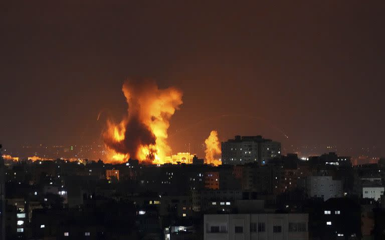 El humo se eleva luego de los ataques aéreos israelíes en un edificio en la ciudad de Gaza, el viernes 5 de agosto de 2022
