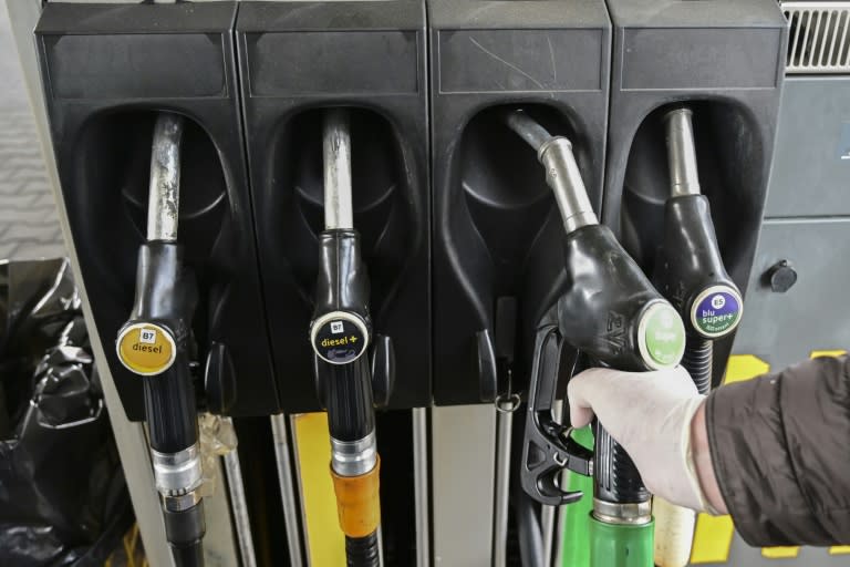 Benzin hat im vergangenen Monat deutlich mehr gekostet als einen Monat zuvor. Wie der ADAC in München am Donnerstag mitteilte, zahlten Autofahrer im April durchschnittlich 1,851 Euro pro Liter E10 und damit 7,4 Cent mehr als im März (MIGUEL MEDINA)