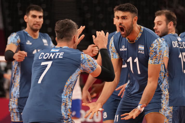 Facundo Conte y Sebastian Solé celebran un punto contra Brasil, en un partido que terminó dolorosamente para la Argentina: ganaba por 2 sets a 0 y lo perdió.