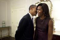 <p>Als er Michelle etwas ins Ohr flüsterte und sie laut lachen musste. [<i>Bild: The White House/Pete Souza]</i></p>