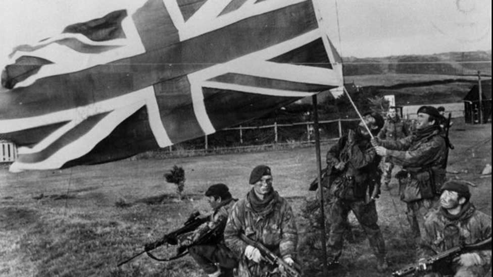 Fuerzas británicas alzan la bandera de Reino Unido en las islas Malvinas/Falklands