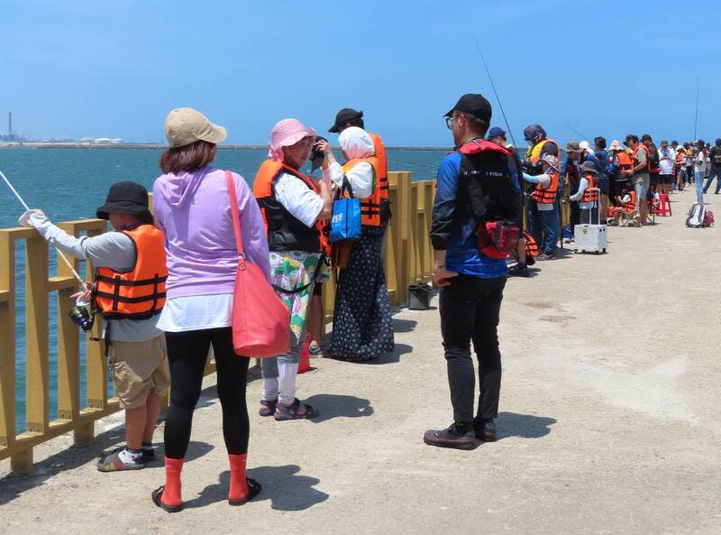 海保署友善釣魚親子體驗  台中港登場 海洋委員會海洋保育署攜手民間單位23日在台中港北 堤親子垂釣區，舉辦113年親子嘉年華暨友善釣魚推 廣活動，讓孩子實際體驗友善釣魚、體會鹹鹹海風。 （海洋委員會海洋保育署提供） 中央社記者張已亷傳真  113年6月23日 