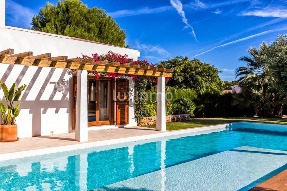 Vista de la piscina y el jardín. Foto: cortesía de luxinmo.com.