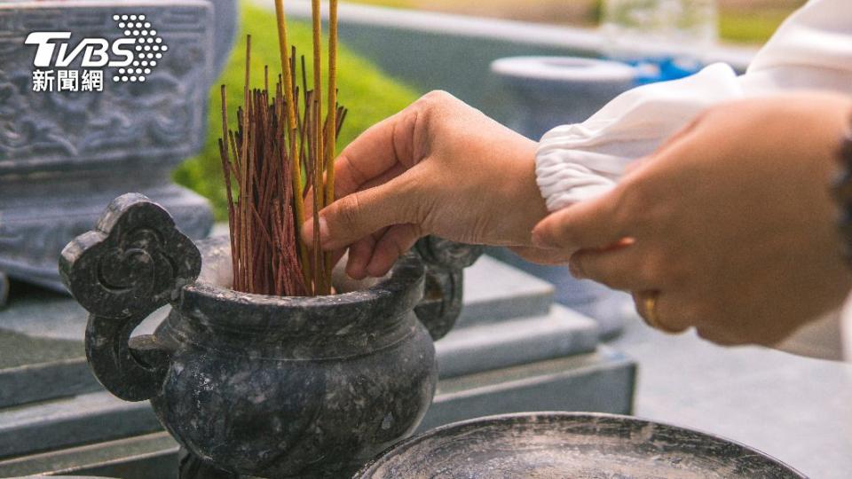 清明掃墓、祭祖是華人重要的文化之一。（示意圖／shutterstock達志影像）