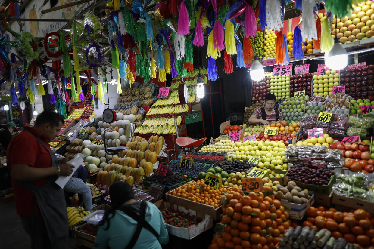 Dólar está a menos de 18 pesos aunque la percepción es que no hay una mejoría real en la economía del día a día.(AP Photo/Rebecca Blackwell)