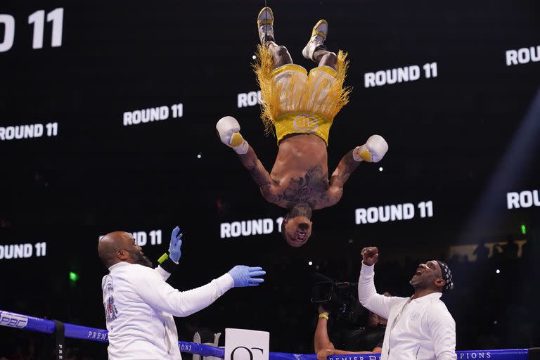 Gervonta Davis celebra tras derrotar a Mario Barrios después del combate de boxeo por el campeonato mundial súper ligero de la AMB en junio de 2021 en Atlanta