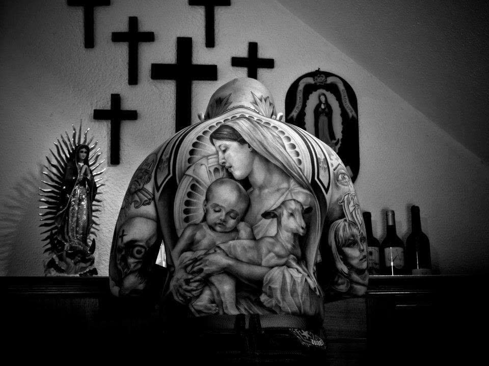 Oldies背後這幅聖母抱子圖曾經在國際刺青大賽上得獎，也是他身上最得意的刺青。（Oldies提供）