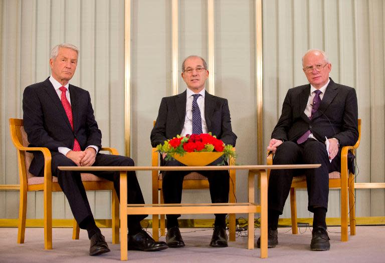 The Organisation for the Prohibition of Chemical Weapons' Director General Ahmet Uzumcu (C), Nobel Institute director Geir Lundestad (R) and Chairman of the Norwegian Nobel Committee Thorbjoern Jagland (L), in Oslo, Norway, on December 9, 2013 (AFP Photo/Daniel Sannum Lauten)