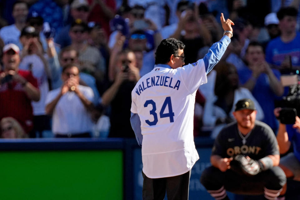 Fernando Valenzuela saluda a los fanáticos en el Dodger Stadium. Credit: Robert Hanashiro-USA TODAY Sports.