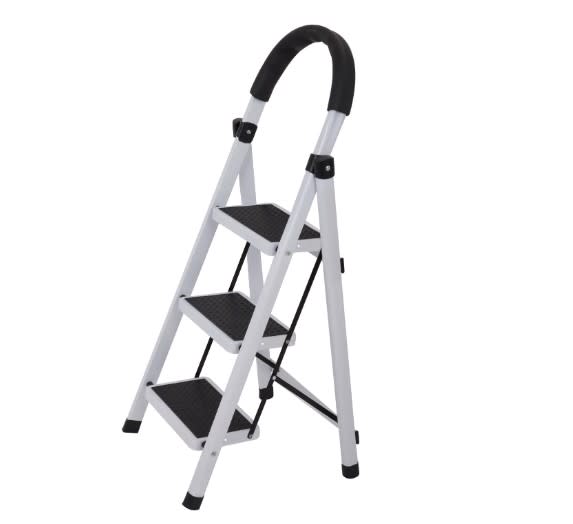 Escalera tubular plegable de 3 escalones y antideslizante. (Foto: Amazon)