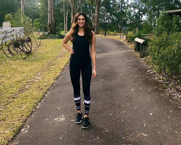 <p>En plus de son entraînement à la salle de sport, Katie pratique également la marche à pied.<br>Crédit photo : Instagram Katie Lolas </p>